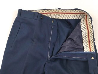 Frankreich, Jacke und Hose blau mit original vernähten Effekten. Alter unbekannt.