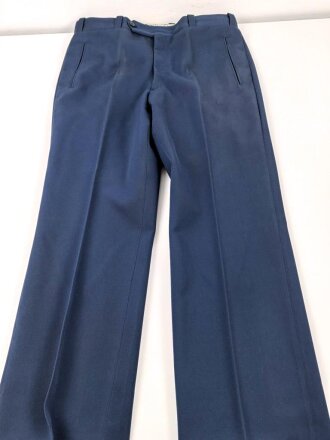 Frankreich, Jacke und Hose blau mit original vernähten Effekten. Alter unbekannt.
