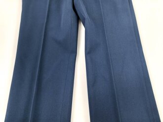 Frankreich, Jacke und Hose blau mit original vernähten Effekten. Alter unbekannt.