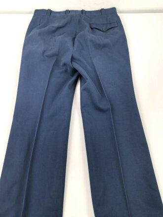 Frankreich, Jacke und Hose blau mit original vernähten Effekten. Alter unbekannt.