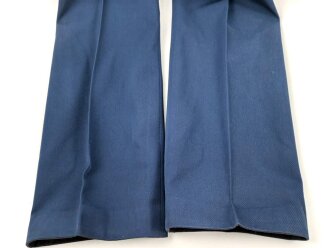 Frankreich, Jacke und Hose blau mit original vernähten Effekten. Alter unbekannt.