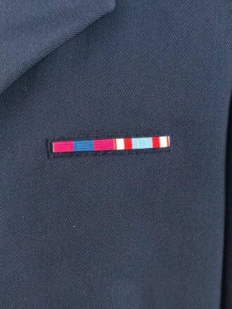 Frankreich, Jacke und Hose blau mit original vernähten Effekten. Alter unbekannt.
