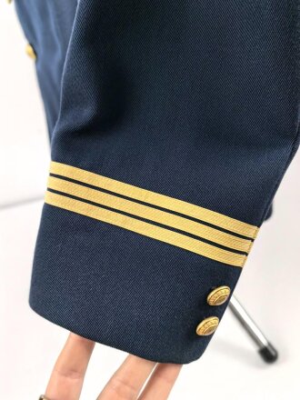Frankreich, Jacke und Hose blau mit original vernähten Effekten. Alter unbekannt.