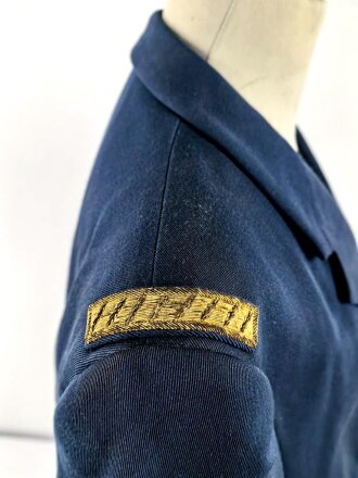 Frankreich, Jacke und Hose blau mit original vernähten Effekten. Alter unbekannt.