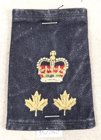 Canada Heer, Sammlung Schulterklappenüberschübe, auf Karton getackert