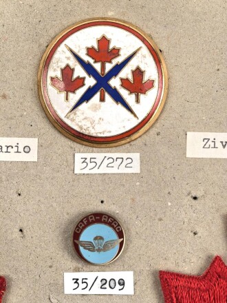 Canada, Sammlung Abzeichen/ Ärmelabzeichen, auf Karton getackert