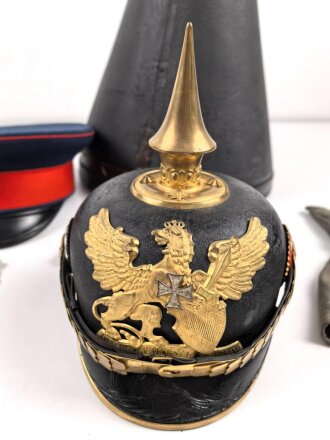 Baden, Pickelhaube für einen Offizier. Im Koffer, mit feldgrauem Überzug und Schirmmütze