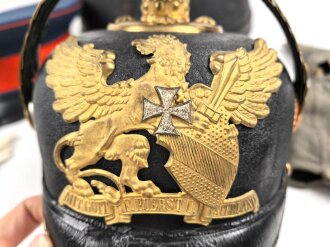 Baden, Pickelhaube für einen Offizier. Im Koffer, mit feldgrauem Überzug und Schirmmütze