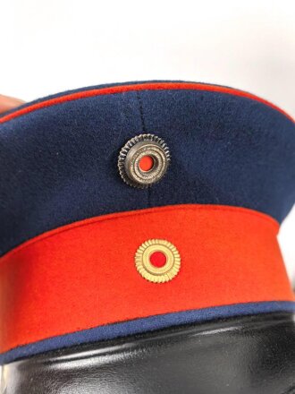 Baden, Pickelhaube für einen Offizier. Im Koffer, mit feldgrauem Überzug und Schirmmütze