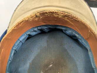 Baden, Pickelhaube für einen Offizier. Im Koffer, mit feldgrauem Überzug und Schirmmütze