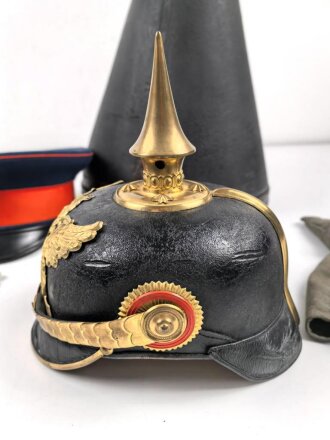 Baden, Pickelhaube für einen Offizier. Im Koffer, mit feldgrauem Überzug und Schirmmütze
