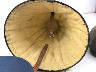 Baden, Pickelhaube für einen Offizier. Im Koffer, mit feldgrauem Überzug und Schirmmütze