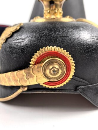 Baden, Pickelhaube für einen Offizier. Im Koffer, mit feldgrauem Überzug und Schirmmütze