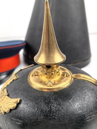 Baden, Pickelhaube für einen Offizier. Im Koffer, mit feldgrauem Überzug und Schirmmütze