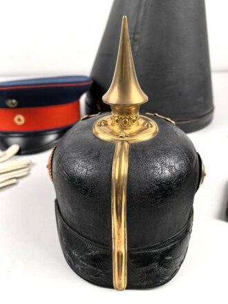 Baden, Pickelhaube für einen Offizier. Im Koffer, mit feldgrauem Überzug und Schirmmütze