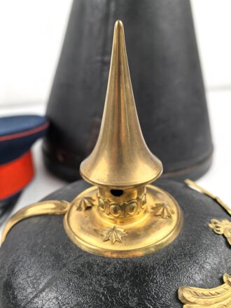 Baden, Pickelhaube für einen Offizier. Im Koffer, mit feldgrauem Überzug und Schirmmütze