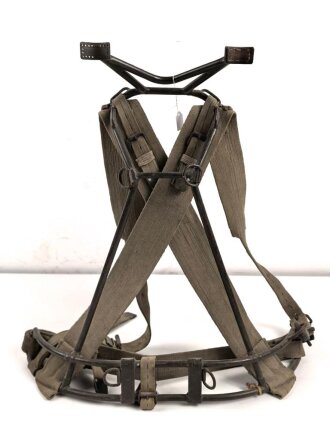 Tragegestell für das Rohr des 8cm Granatwerfer 34 der Wehrmacht.Originallack
