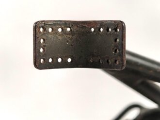 Tragegestell für das Rohr des 8cm Granatwerfer 34 der Wehrmacht.Originallack