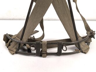 Tragegestell für das Rohr des 8cm Granatwerfer 34 der Wehrmacht.Originallack