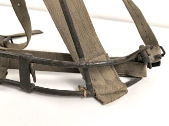 Tragegestell für das Rohr des 8cm Granatwerfer 34 der Wehrmacht.Originallack
