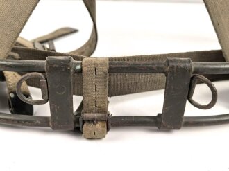 Tragegestell für das Rohr des 8cm Granatwerfer 34 der Wehrmacht.Originallack
