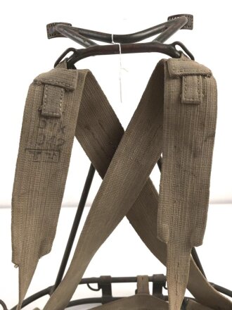 Tragegestell für das Rohr des 8cm Granatwerfer 34 der Wehrmacht.Originallack