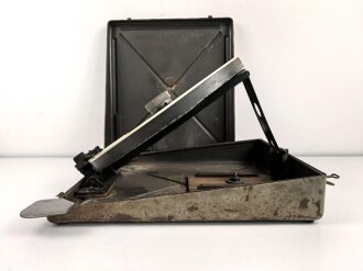 Kreisrechenschieber KRS40 für die Flakartillerie der Luftwaffe. Sehr guter Zustand, im zugehörigen Transportkasten, dieser Original lackiert