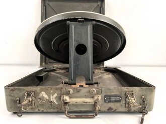 Kreisrechenschieber KRS40 für die Flakartillerie der Luftwaffe. Sehr guter Zustand, im zugehörigen Transportkasten, dieser Original lackiert