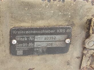 Kreisrechenschieber KRS40 für die Flakartillerie der Luftwaffe. Sehr guter Zustand, im zugehörigen Transportkasten, dieser Original lackiert