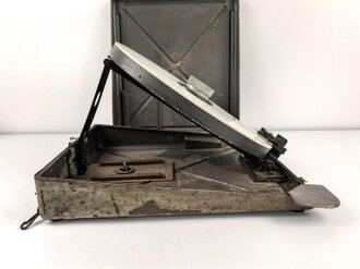 Kreisrechenschieber KRS40 für die Flakartillerie der Luftwaffe. Sehr guter Zustand, im zugehörigen Transportkasten, dieser Original lackiert