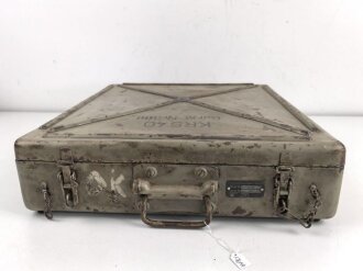 Kreisrechenschieber KRS40 für die Flakartillerie der Luftwaffe. Sehr guter Zustand, im zugehörigen Transportkasten, dieser Original lackiert