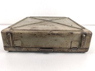 Kreisrechenschieber KRS40 für die Flakartillerie der Luftwaffe. Sehr guter Zustand, im zugehörigen Transportkasten, dieser Original lackiert