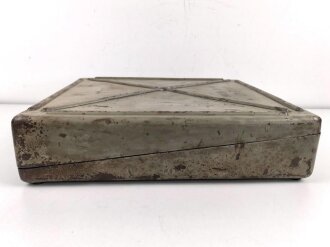 Kreisrechenschieber KRS40 für die Flakartillerie der Luftwaffe. Sehr guter Zustand, im zugehörigen Transportkasten, dieser Original lackiert