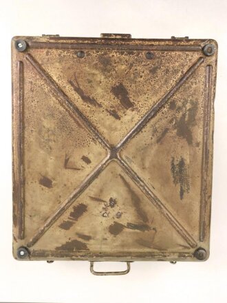 Kreisrechenschieber KRS40 für die Flakartillerie der Luftwaffe. Sehr guter Zustand, im zugehörigen Transportkasten, dieser Original lackiert
