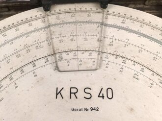 Kreisrechenschieber KRS40 für die Flakartillerie der Luftwaffe. Sehr guter Zustand, im zugehörigen Transportkasten, dieser Original lackiert