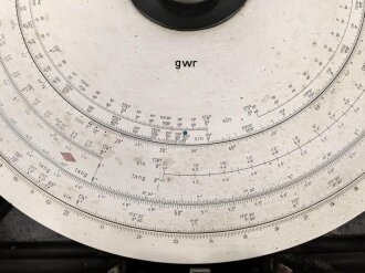Kreisrechenschieber KRS40 für die Flakartillerie der Luftwaffe. Sehr guter Zustand, im zugehörigen Transportkasten, dieser Original lackiert