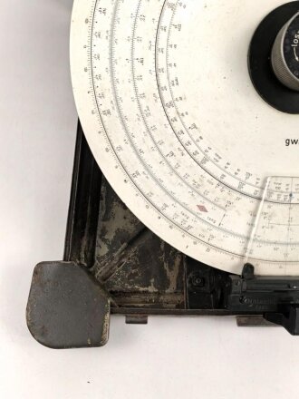 Kreisrechenschieber KRS40 für die Flakartillerie der Luftwaffe. Sehr guter Zustand, im zugehörigen Transportkasten, dieser Original lackiert