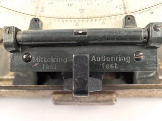 Kreisrechenschieber KRS40 für die Flakartillerie der Luftwaffe. Sehr guter Zustand, im zugehörigen Transportkasten, dieser Original lackiert