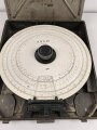 Kreisrechenschieber KRS40 für die Flakartillerie der Luftwaffe. Sehr guter Zustand, im zugehörigen Transportkasten, dieser Original lackiert