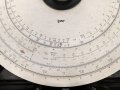Kreisrechenschieber KRS40 für die Flakartillerie der Luftwaffe. Sehr guter Zustand, im zugehörigen Transportkasten, dieser Original lackiert