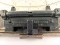 Kreisrechenschieber KRS40 für die Flakartillerie der Luftwaffe. Sehr guter Zustand, im zugehörigen Transportkasten, dieser Original lackiert