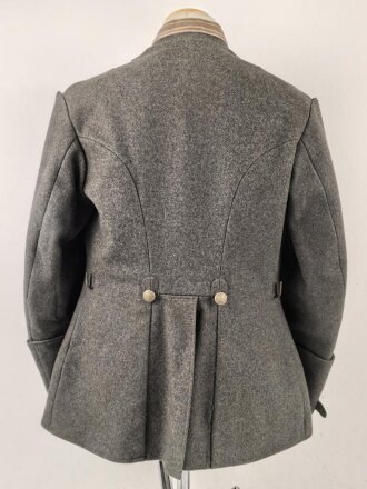 1. Weltkrieg , vereinfachter Feldrock Modell 1915 für einen Angehörigen im Kürassier Regiment von Seydlitz No. 7.  Kammerstück mit diversen Mottenschäden