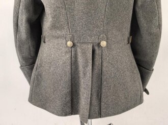 1. Weltkrieg , vereinfachter Feldrock Modell 1915 für einen Angehörigen im Kürassier Regiment von Seydlitz No. 7.  Kammerstück mit diversen Mottenschäden