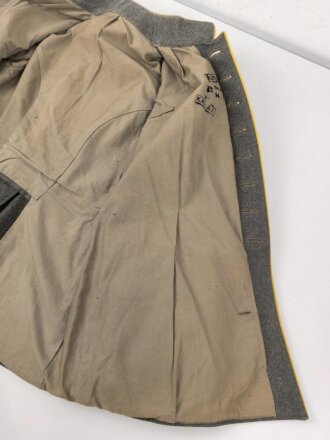 1. Weltkrieg , vereinfachter Feldrock Modell 1915 für einen Angehörigen im Kürassier Regiment von Seydlitz No. 7.  Kammerstück mit diversen Mottenschäden