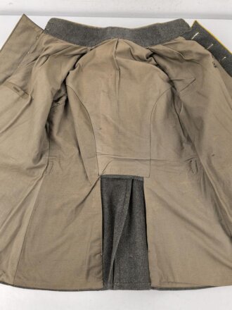 1. Weltkrieg , vereinfachter Feldrock Modell 1915 für einen Angehörigen im Kürassier Regiment von Seydlitz No. 7.  Kammerstück mit diversen Mottenschäden