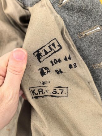 1. Weltkrieg , vereinfachter Feldrock Modell 1915 für einen Angehörigen im Kürassier Regiment von Seydlitz No. 7.  Kammerstück mit diversen Mottenschäden