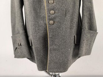 1. Weltkrieg , vereinfachter Feldrock Modell 1915 für einen Angehörigen im Kürassier Regiment von Seydlitz No. 7.  Kammerstück mit diversen Mottenschäden