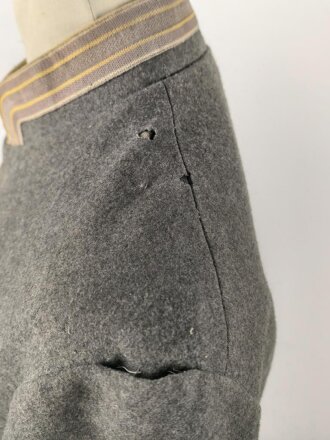 1. Weltkrieg , vereinfachter Feldrock Modell 1915 für einen Angehörigen im Kürassier Regiment von Seydlitz No. 7.  Kammerstück mit diversen Mottenschäden