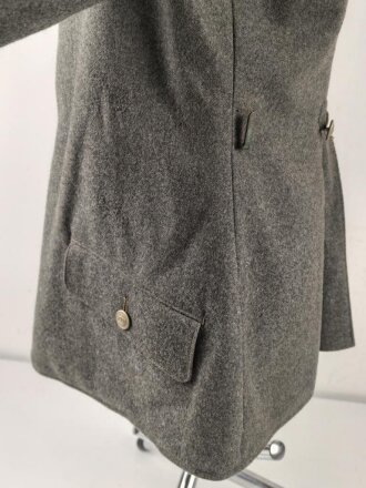1. Weltkrieg , vereinfachter Feldrock Modell 1915 für einen Angehörigen im Kürassier Regiment von Seydlitz No. 7.  Kammerstück mit diversen Mottenschäden