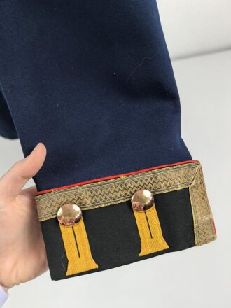Preussen, Waffenrock für einen Angehörigen im 1. Garde Fußartillerie Regiment Spandau. Die Effekten Original vernäht. diverse Mottenschäden